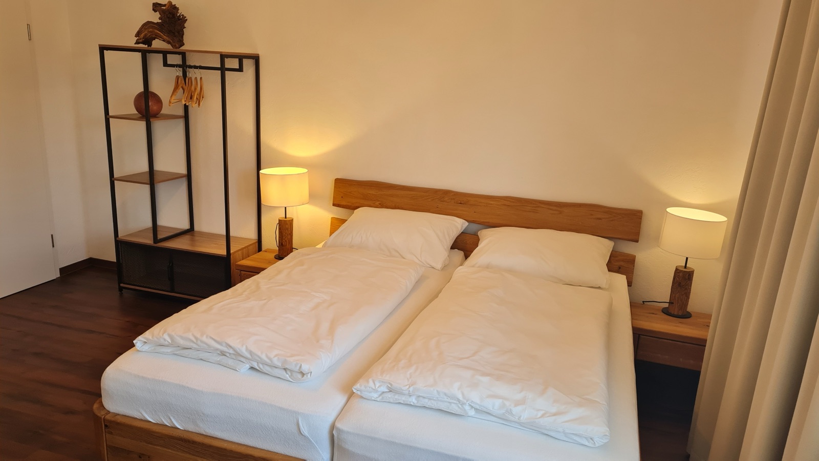 Bett mit Holzkopfteil in Zimmer 5 des dillhotel Ilsede